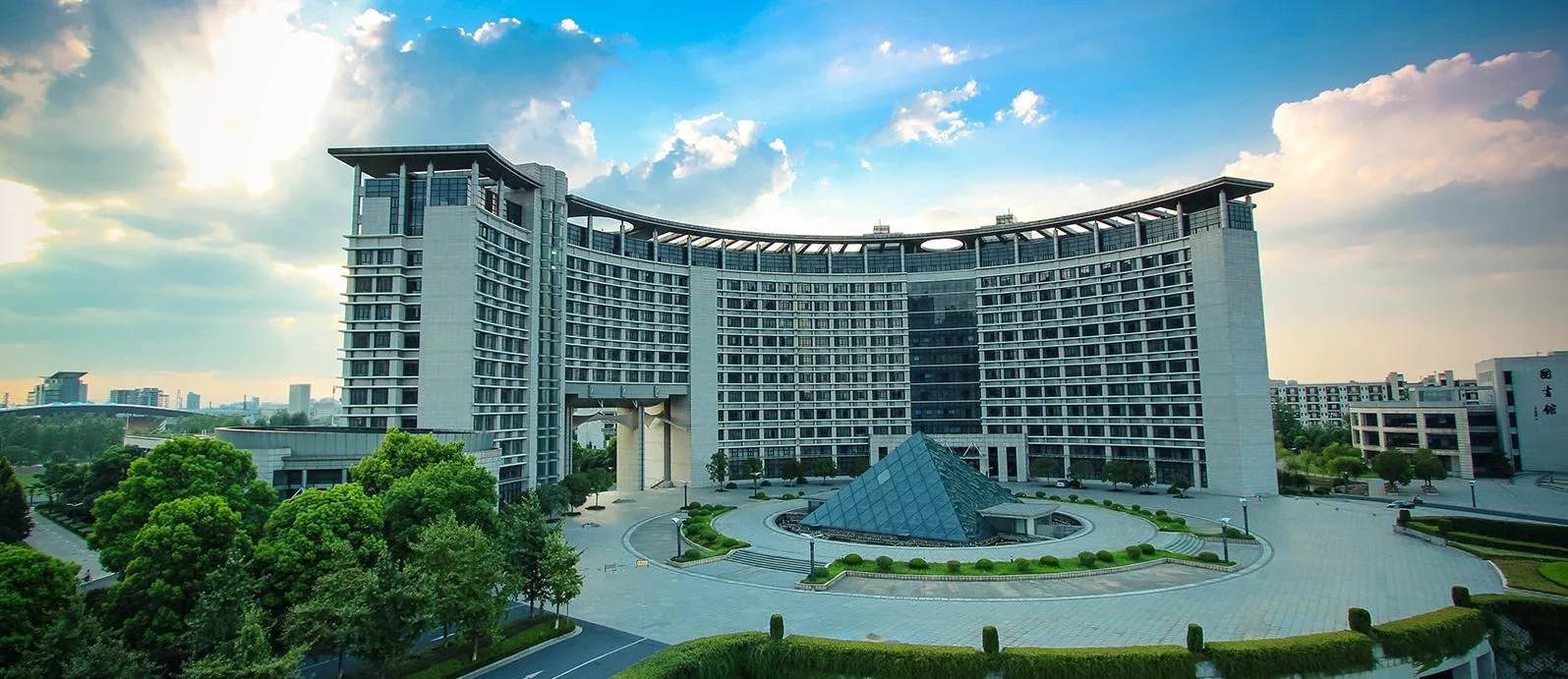 Zhejiang University of Commerce and Industry campus buildings and grounds